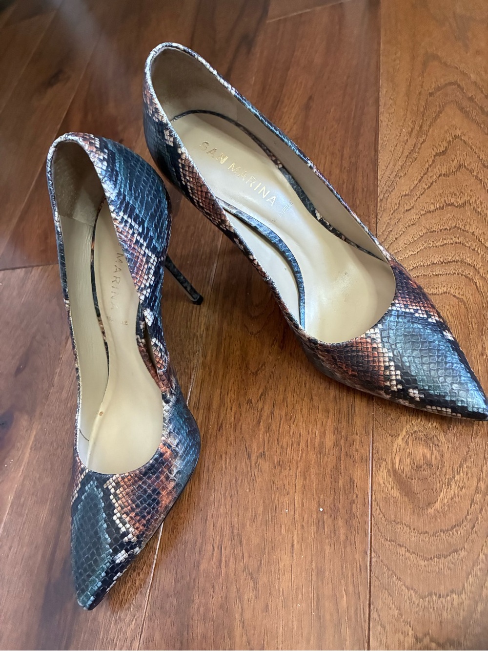 San Marina- pointed-toe pumps multicolor snake-print pattern. Size 40 (US 9) Chc